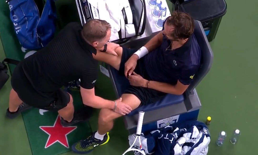 Медведев взял реванш у Тьена и вышел в 1/4 финала в Шанхае («Мастерс», видео)