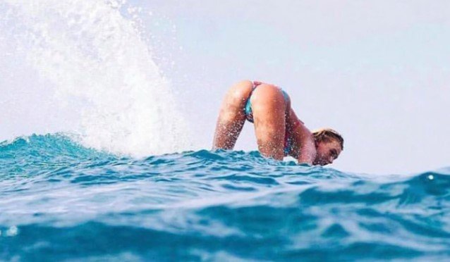 Элли-Джин Коффи: горячие фото в купальнике австралийской модели-серфингистки