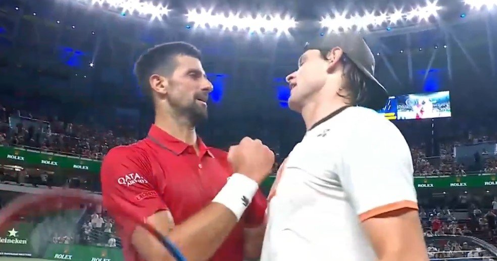 Джокович в 2-х сетах обыграл Бергса и вышел в полуфинал «Мастерса» в Шанхае Джокович в 2-х сетах обыграл Бергса и вышел в полуфинал «Мастерса» в Шанхае