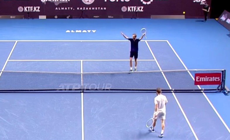 Медведев выиграл турнир в Алматы, в 3-х партиях одолев Муте (видео)