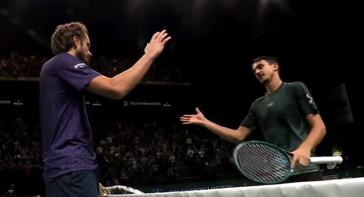 Медведев вышел в 1/4 финала на «Мастерсе» в Париже, в 3-х сетах сломив Сонего (АТП-1000)