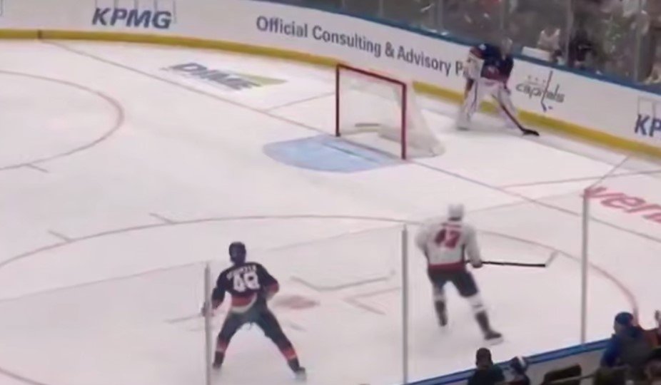 Вратарь «Айлендерс» Сорокин подарил «Вашингтону» второй гол - НХЛ, видео