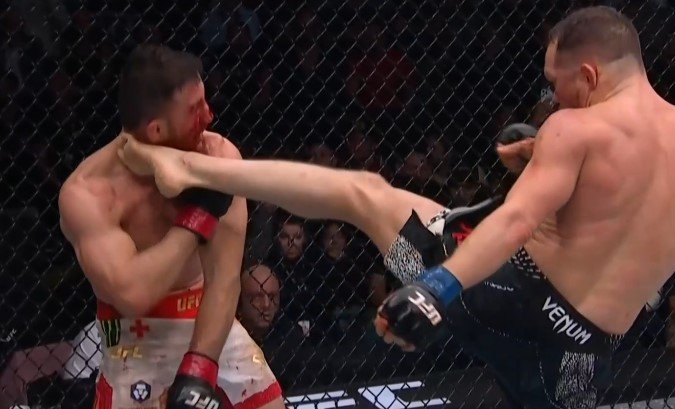 Петр Ян единогласно победил Двалишвили и вернул пояс UFC в легчайшем весе (ММА) Петр Ян единогласно победил Двалишвили и вернул пояс UFC в легчайшем весе (ММА)