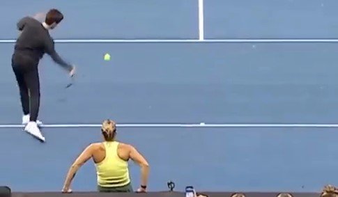Соболенко позволила фанату с трибуны выйти на корт на 1 розыгрыш с Осакой (Видео) Соболенко позволила фанату с трибуны выйти на корт на 1 розыгрыш с Осакой (Видео)