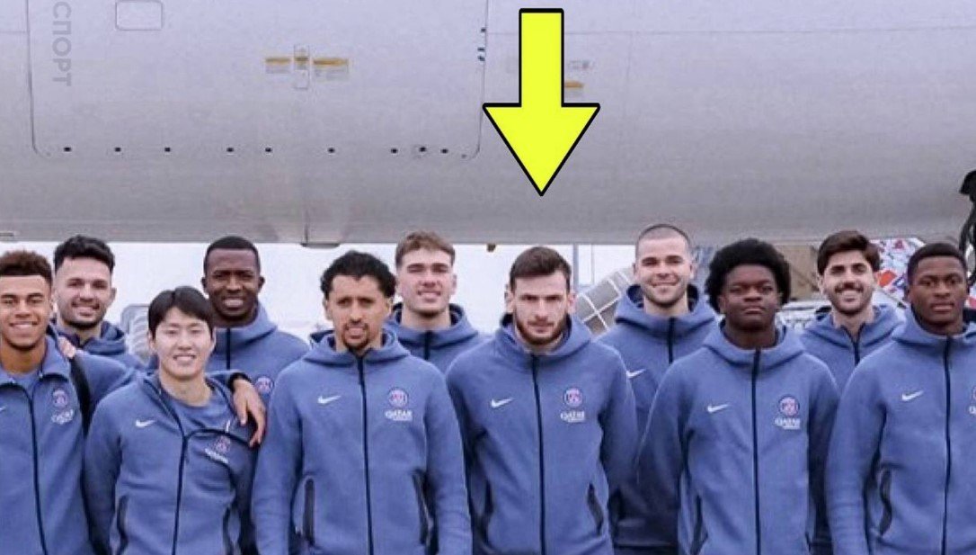 Вратарь Сафонов загадочным образом пропал с командного фото «ПСЖ» - удалили только голову Вратарь Сафонов загадочным образом пропал с командного фото «ПСЖ» - удалили только голову