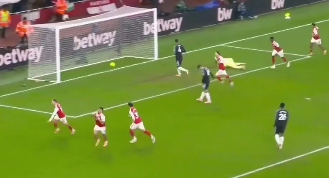 «Арсенал» разгромил «Астон Виллу» и упрочил лидерство (АПЛ, видео)