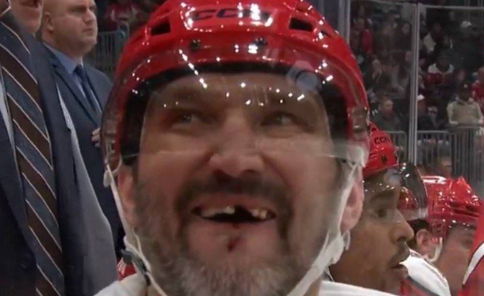 «Вашингтон» по буллитам проиграл «Чикаго», Овечкину выбили еще один передний зуб (НХЛ, видео)