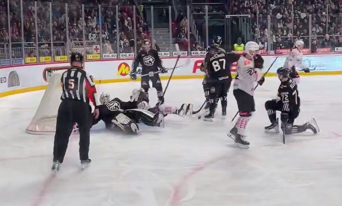 КХЛ: «Трактор» крупно проиграл дома «Авангарду», у Шарипзянова - хет-трик (голы, видео)