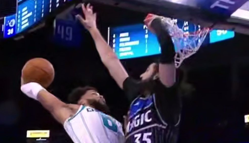 «Шарлотт» разгромил «Орландо», Бриджес поставил постер-данк через Битадзе (НБА, видео) «Шарлотт» разгромил «Орландо», Бриджес поставил постер-данк через Битадзе (НБА, видео)