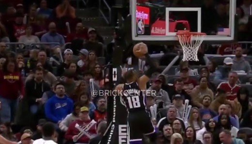 Уэстбрук пополнил коллекцию курьезов НБА - не забил из-под кольца, повесив «эйрбол» (Видео)