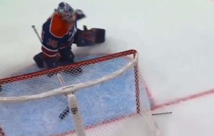 Вратарь «Эдмонтона» Джерри сделал сэйв «на одной ноге» - потерял лезвие от конька (НХЛ, видео) Вратарь «Эдмонтона» Джерри сделал сэйв «на одной ноге» - потерял лезвие от конька (НХЛ, видео)