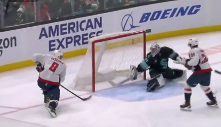 «Вашингтон» крупно проиграл «Сиэтлу», у Овечкина - гол престижа, 20 шайб до Гретцки (НХЛ, видео) «Вашингтон» крупно проиграл «Сиэтлу», у Овечкина - гол престижа, 20 шайб до Гретцки (НХЛ, видео)