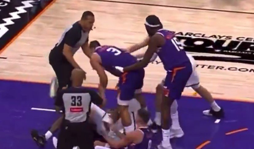 Дёмин («Бруклин») вызвал потасовку в матче с «Финиксом», россиянину дали «технарь» (НБА, видео) Дёмин («Бруклин») вызвал потасовку в матче с «Финиксом», россиянину дали «технарь» (НБА, видео)