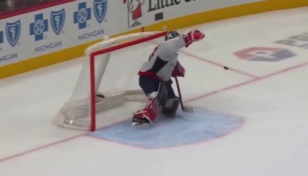 Вратарь «Вашингтона» пропустил курьезный гол из-за дефекта льда (НХЛ, видео)