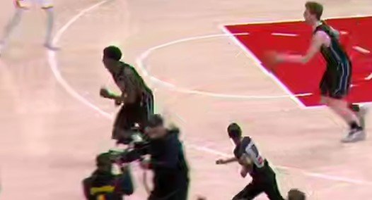 Судья НБА Митчелл получила курьезную травму, налетев на оператора (Видео)