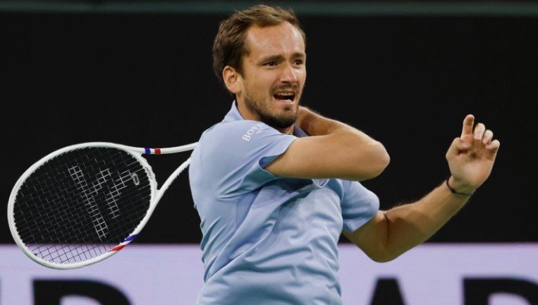 Медведев в двух сетах обыграл Алькараса и вышел в финал «Мастерса» в Индиан-Уэллсе (Видео)