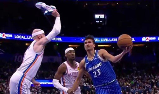 Карузо («Оклахома») пытался обувью заблокировать бросок (НБА, видео)