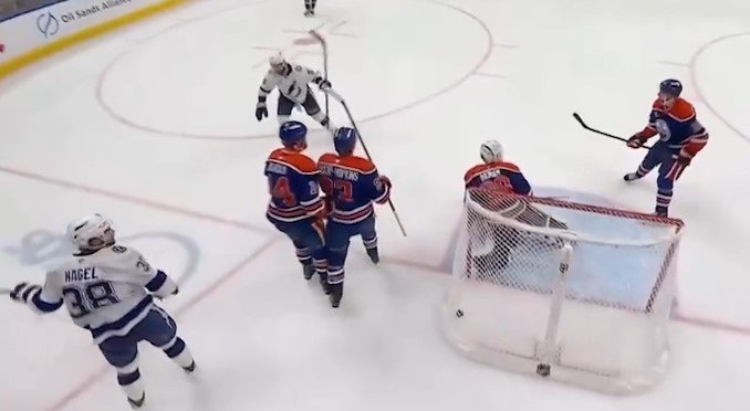 НХЛ: «Тампа» разгромила на выезде «Эдмонтон», у Кучерова - 4 очка (2+2)