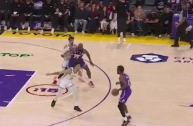 Леброн отдал сыну Бронни результативный пас - первый такой случай в истории НБА (Видео)