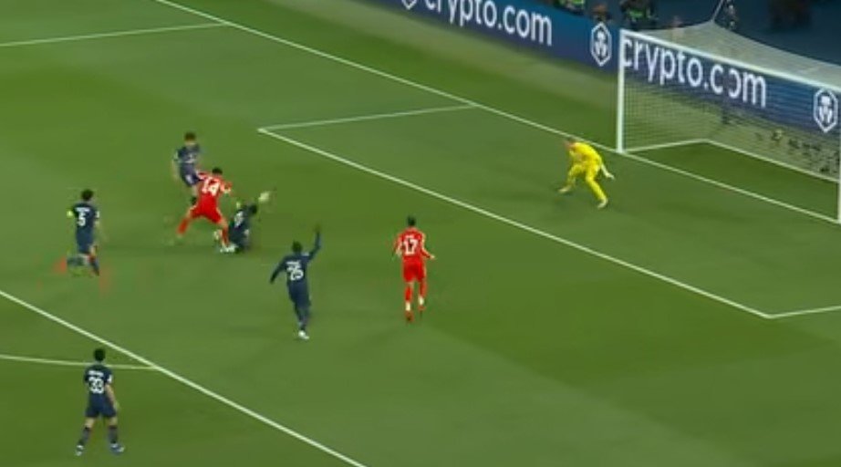 Дубль Хвичи помог «ПСЖ» обыграть дома «Баварию», команды забили 9 голов (полуфинал ЛЧ)