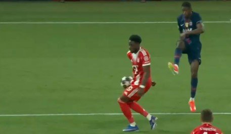 Дубль Хвичи помог «ПСЖ» обыграть дома «Баварию», команды забили 9 голов (полуфинал ЛЧ)