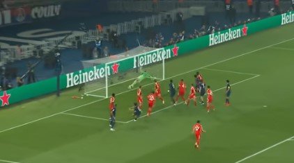 Дубль Хвичи помог «ПСЖ» обыграть дома «Баварию», команды забили 9 голов (полуфинал ЛЧ)