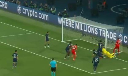 Дубль Хвичи помог «ПСЖ» обыграть дома «Баварию», команды забили 9 голов (полуфинал ЛЧ)