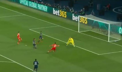 Дубль Хвичи помог «ПСЖ» обыграть дома «Баварию», команды забили 9 голов (полуфинал ЛЧ)