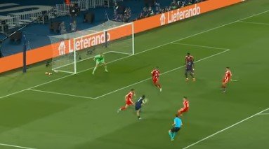 Дубль Хвичи помог «ПСЖ» обыграть дома «Баварию», команды забили 9 голов (полуфинал ЛЧ)