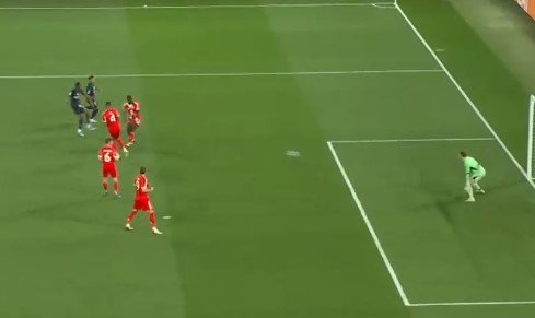 Дубль Хвичи помог «ПСЖ» обыграть дома «Баварию», команды забили 9 голов (полуфинал ЛЧ)