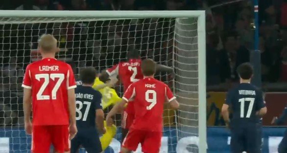 Дубль Хвичи помог «ПСЖ» обыграть дома «Баварию», команды забили 9 голов (полуфинал ЛЧ)