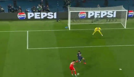 Дубль Хвичи помог «ПСЖ» обыграть дома «Баварию», команды забили 9 голов (полуфинал ЛЧ)