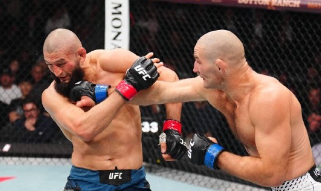 Стрикланд по очкам нанес Чимаеву первое поражение в UFC и забрал титул в среднем весе (Видео)