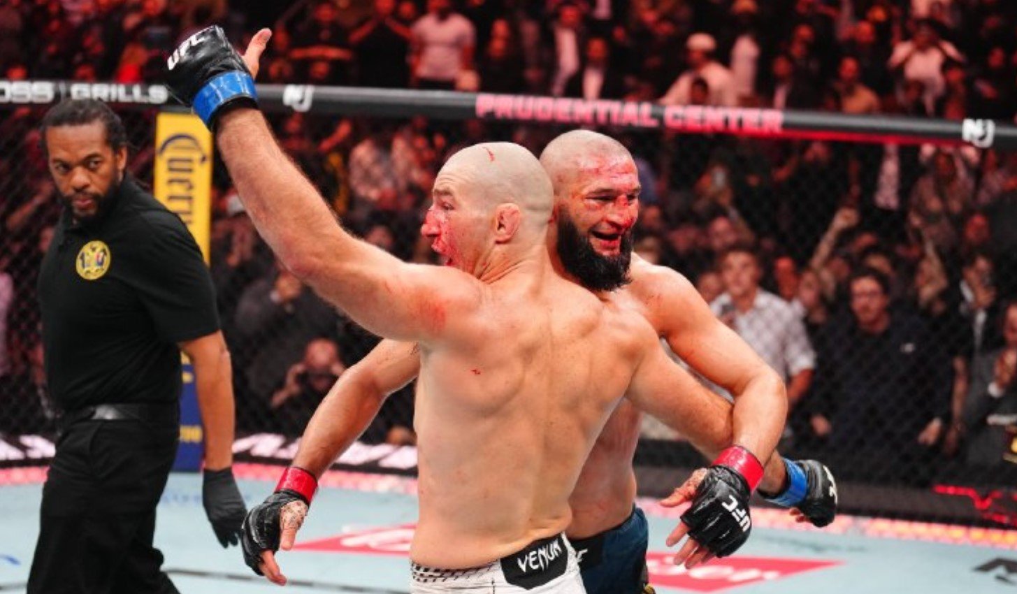 Стрикланд по очкам нанес Чимаеву первое поражение в UFC и забрал титул в среднем весе (Видео)