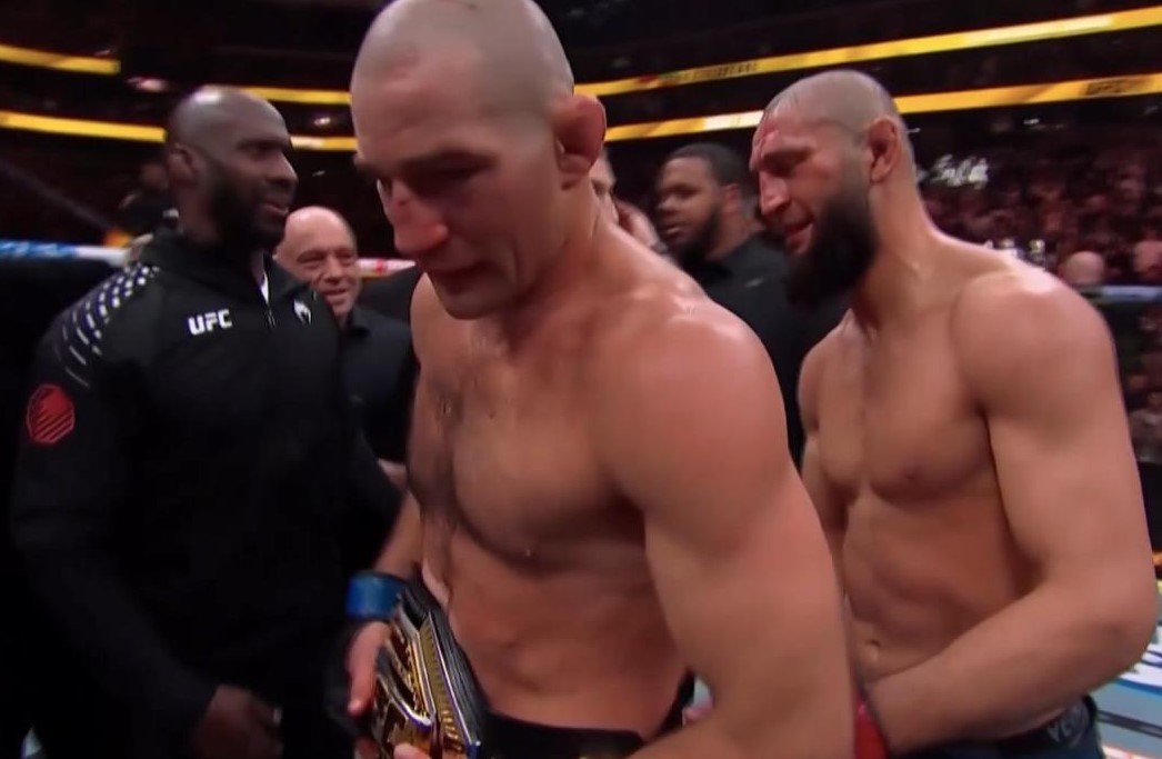 Стрикланд по очкам нанес Чимаеву первое поражение в UFC и забрал титул в среднем весе (Видео)