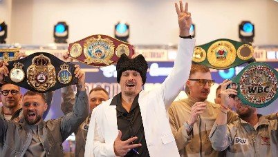 Усик объявил, что оставляет все чемпионские пояса (IBF, WBA, WBC и IBO) - впереди прощальный бой