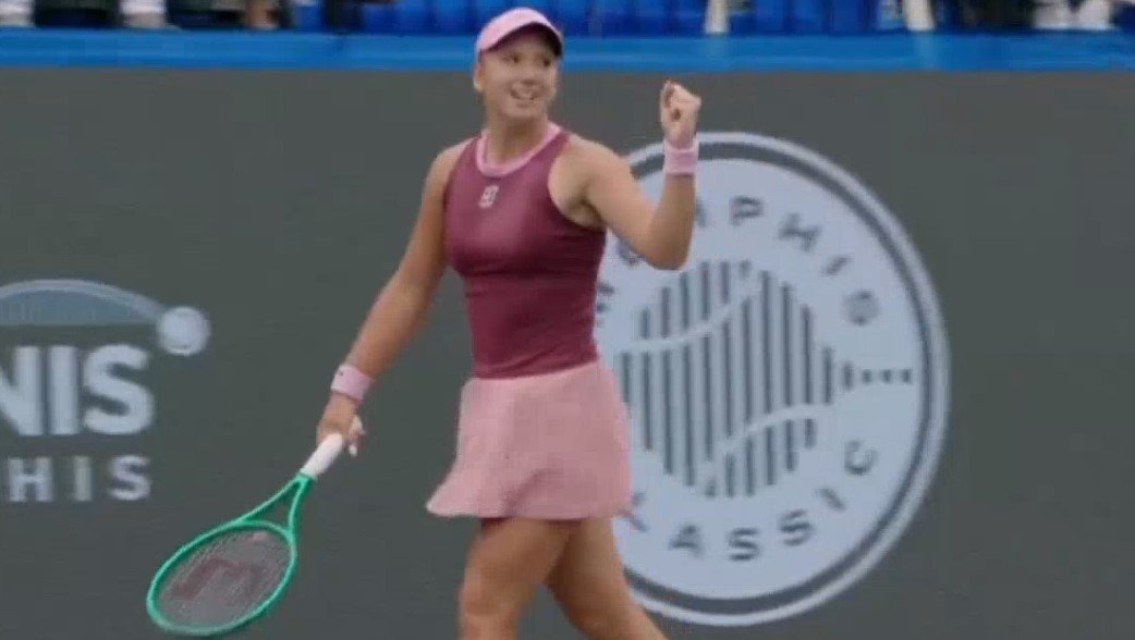 16-летняя Лютова обыграла Видманову (2-1) и взяла первый трофей WTA-250 в карьере (Мемфис)