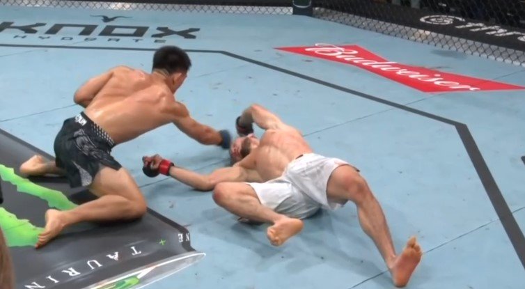 Умар Нурмагомедов сенсационно проиграл нокаутом Ядуну на UFC Fight Night 286