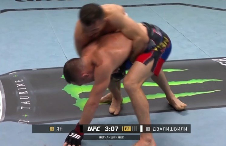 Петр Ян защитил чемпионский пояс в наилегчайшем весе, одолев по очкам Мераба (UFC 333) Петр Ян защитил чемпионский пояс в наилегчайшем весе, одолев по очкам Мераба (UFC 333)